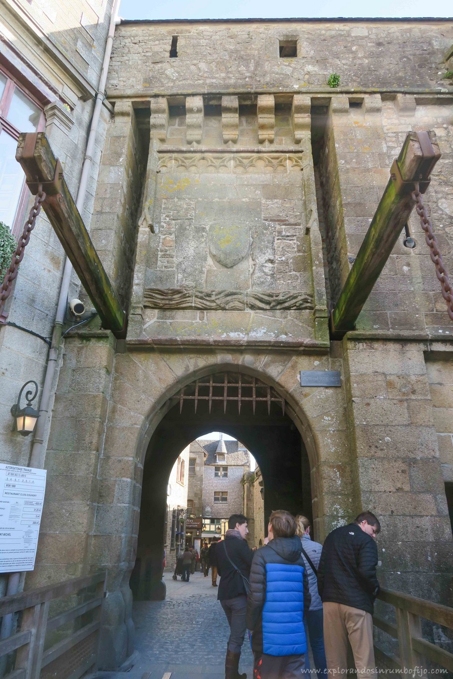 puerta entrada mont saint michel